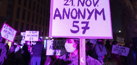 Der anonymen Opfer gedenken: Protest am Internationalen Tag gege...