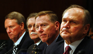 Die Konzernchefs Rick Wagoner (GM, l.), Alan Mulally (Ford, 2. v...
