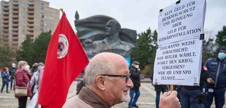 Proteste gegen Kunstinstallation am Thälmann-Denkmal (Berlin, 18...