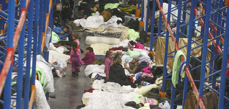 Hunderte Flüchtlinge mussten die Nacht zu Freitag nicht draußen ... Hunderte Flüchtlinge mussten die Nacht zu Freitag nicht draußen ...
