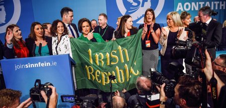 Sinn-Féin-Vorsitzende Mary Lou McDonald (M. l.) neben Parteizviz... Sinn-Féin-Vorsitzende Mary Lou McDonald (M. l.) neben Parteizviz...