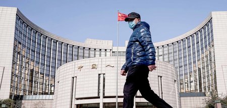 Passant vor der chinesischen Zentralbank (Beijing, 3.2.2020)