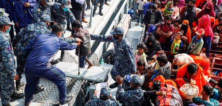 Marinesoldaten aus Bangladesch helfen beim An-Land-Gehen auf der... Marinesoldaten aus Bangladesch helfen beim An-Land-Gehen auf der...