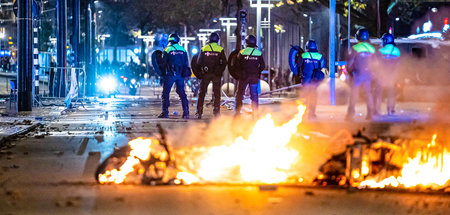 Polizisten riegeln in Rotterdam am Freitag abend nach Ausschreit...