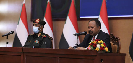 Premier von Gnaden des sudanesischen Militärchefs Al-Burhan (l.)...