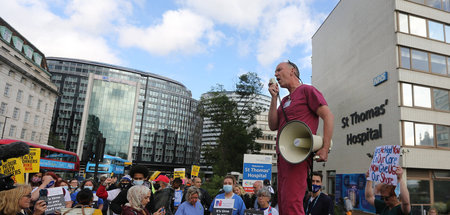 NHS-Beschäftigte demonstrieren am 30. Juli in London für eine kr...