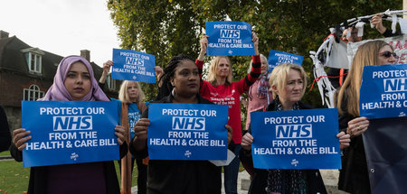 Protest gegen das geplante NHS-Gesetz vor dem Londoner Parlament...