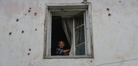 Unter Beschuss: Mawrik Mirsojan blickt aus seinem Fenster in Mar...