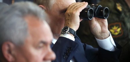 Russlands Präsident Putin (r.) und Verteidigungsminister Schoigu