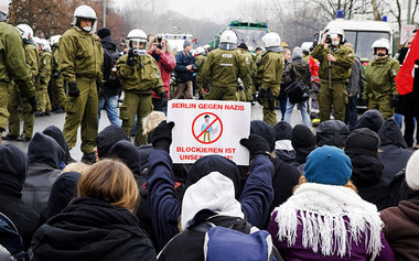 Sitzblockade am Samstag in der Sewanstraße in Berlin-Lichtenberg