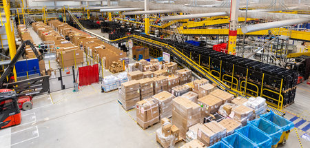 Blick in das Amazon-Logistikzentrum im niedersächsischen Winsen ...