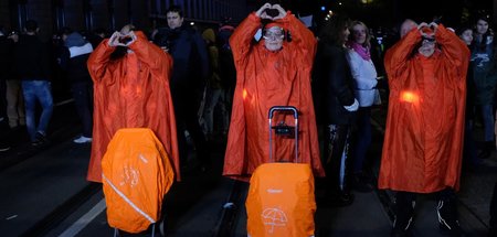 Wie ihre Ikone Sucharit Bhakdi mit mächtigem Sprung in der Schüs