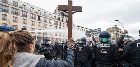 »Ehrliche Narren und unehrliche Betrüger«: Demonstration gegen P...