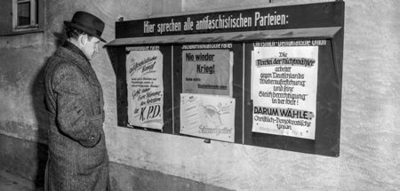 Wahlplakate der antifaschistischen Parteien, deren Vertreter auc...