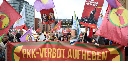 Demo zur Unterstützung der Arbeiterpartei Kurdistans in Berlin (...