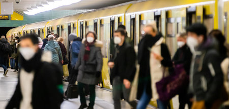 Viel Verkehr auch in der Pandemie: Fahrgäste im Berliner U-Bahnh...