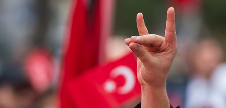 Ein türkischer Faschist zeigt auf einer Demonstration den »Wolfs...