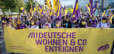 Block der Enteignungsinitiative bei einer Mietendemo in Berlin (...