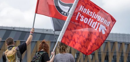 Mitglieder der Linksjugend bei einer antifaschistischen Kundgebu...