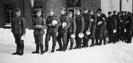Männer, Essen fassen: Soldaten der Wehrmacht (Raum Südeifel-Huns...
