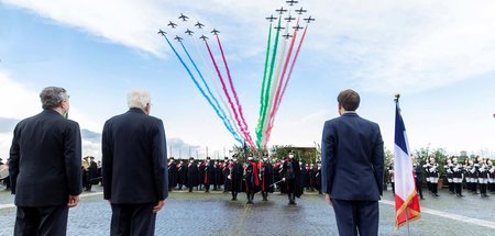 Ein bisschen Show nach italienisch-französischer Vertragsunterze...