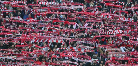 Hurra, die Südtribüne »singt, tanzt, lacht, trinkt« (Köln, 27.11...