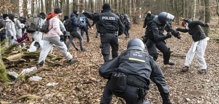 Polizei greift Demonstranten im Wald bei Dannenrod an (22.11.202...