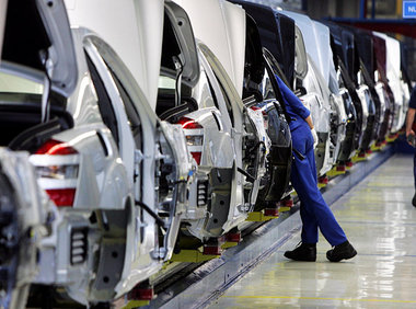 Bei Daimler werden die Bänder in den kommenden Monaten des öfter... Bei Daimler werden die Bänder in den kommenden Monaten des öfter...