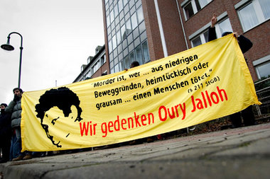 Antirassistische Gruppen demonstrierten vor dem Gerichtsgebäude ... Antirassistische Gruppen demonstrierten vor dem Gerichtsgebäude ...