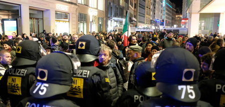 Im Vergleich mit linken Demonstrationen zeigt sich die Staatsmac...