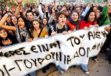 Lehrer und Schüler im Protest solidarisch: Griechische Gymnasien... Lehrer und Schüler im Protest solidarisch: Griechische Gymnasien...