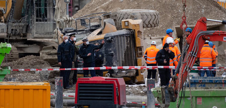 Die Polizei sperrte das Gelände um den Ort der Explosion am Mitt