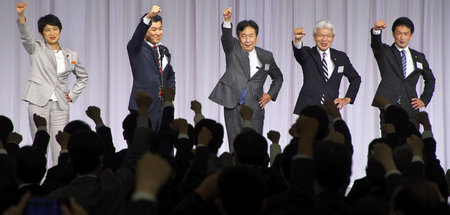Zweckoptimismus nach der Wahl von Kenta Izmui (2. v. l.) zum Vor...