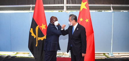 Ellenbogengruß: Chinas Außenminister Wang Yi und sein angolanisc...