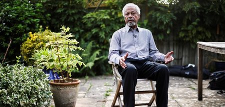 Abdulrazak Gurnah im Garten seines Hauses in Canterbury (7.10.20...