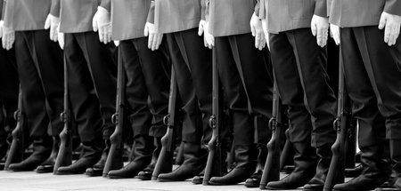 Weiße Handschuhe und Wehrmachtskarabiner – deutsche Soldaten in ...