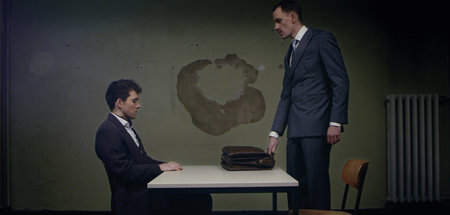 Auftakt zur Hetzjagd: Otto Blankenstein (l., Yvo Heinen) wird zu...