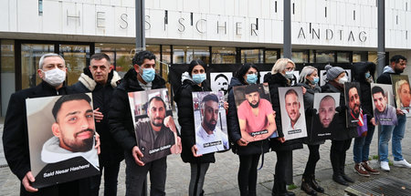 Mahnwache der Hinterbliebenen am Freitag vor dem Landtag in Wies...