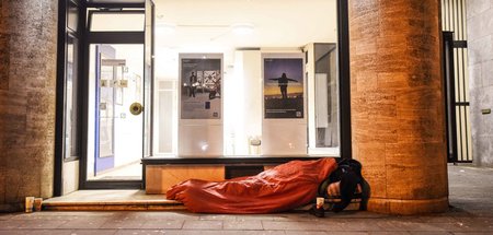 Ein Obdachloser vor einer Kölner Bankfiliale (Februar 2018)