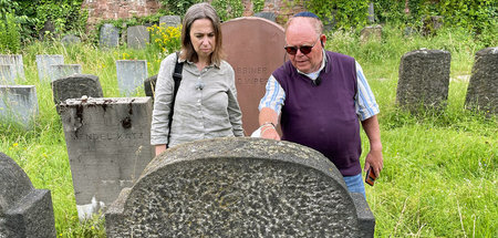 Pippa Goldschmidt sucht auf dem Alten Jüdischen Friedhof von Fra... Pippa Goldschmidt sucht auf dem Alten Jüdischen Friedhof von Fra...