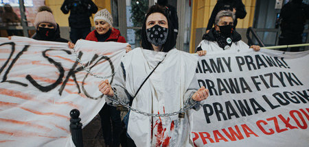 In Ketten gelegt: Protest gegen die antifeministische polnische ... In Ketten gelegt: Protest gegen die antifeministische polnische ...