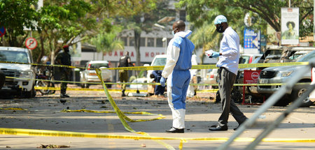 Nach dem brutalen ADF-Anschlag in Kampala: Ermittler inspizieren... Nach dem brutalen ADF-Anschlag in Kampala: Ermittler inspizieren...