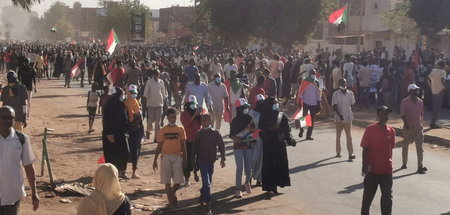 Die sudanesische Bevölkerung wird nicht müde, für ihr Recht auf ... Die sudanesische Bevölkerung wird nicht müde, für ihr Recht auf ...