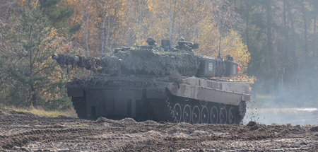 Kampfpanzer vom Typ »Leopard« auf dem Gelände des Gefechtsübungs