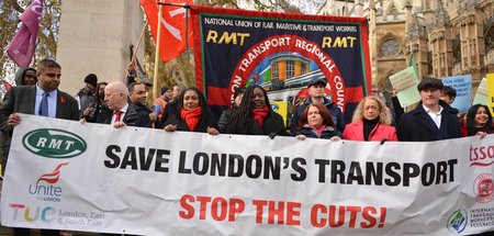 Protestierende Arbeiterinnen und Arbeiter der Londoner Subway am...