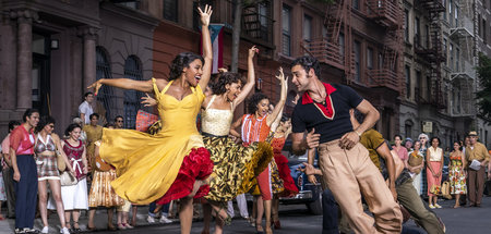 Ariana DeBose (l.) tanzt, singt und swingt energiegeladen und se...