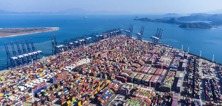 Der Hafen von Shenzhen ist der viertgrößte Containerumschlagplat...