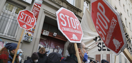 Mit ihrem Protestzeigen erklären sich die Anhänger des Bündnisse...