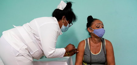 Frau erhält Boosterimpfung mit dem in Kuba entwickelten »Abdala«...