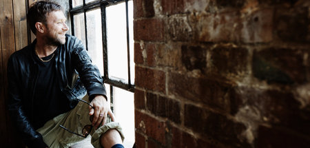 Die Freiheit nimmt er sich: Damon Albarn schaut aus dem Fenster